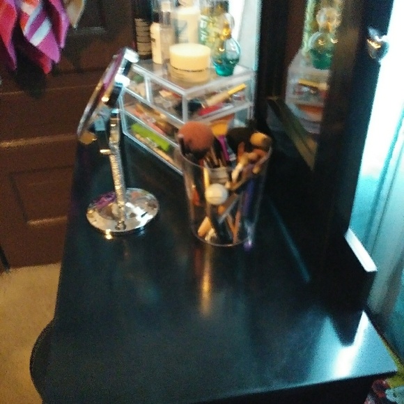 Vanity - Picture 2 of 4